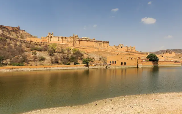 The hilltop walls and palace buildings of Amber Fort outside Jaipur, Rajasthan